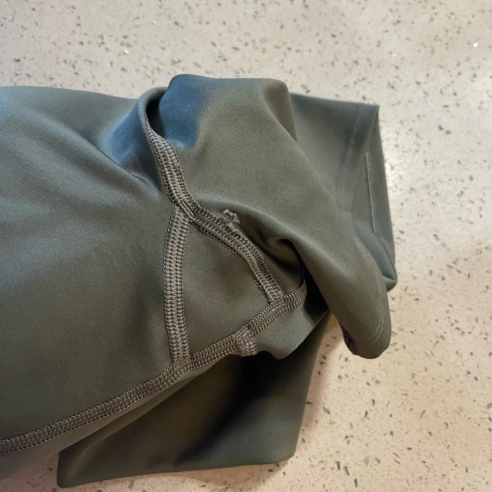 Alo Yoga 5” Airlift Energy Short in Dark Cactus size S Small